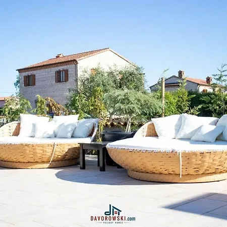 Amelie Comfortable Holiday